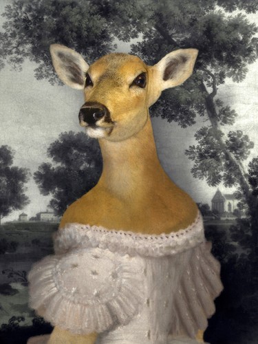 Philippe Tyberghien, Aida (Reh, Rehdame,Tier, Kleid, Diva, Eleganz, Anthropomorphismus. Malerei, Wunschgröße, Wohnzimmer, bunt)