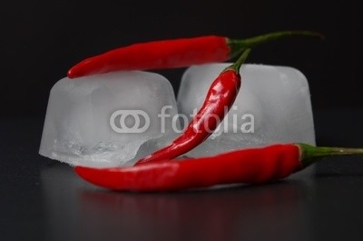 tanja_riedel, Hot and Cold (chilies, pods, eis, stilleben, dekorativ, rot, schwarz, weiß, kraut, zutaten, küche, trinken, essen, essen, essen, beruf, arbeit, hintergrund, makro, weinen, küche, kochen, hot, schwarz, wor)