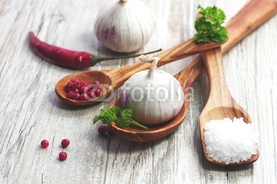 tanja_riedel, verschiedene Gewürze auf Olivenholz Löffel (knoblauch, pfeffer, meersalz, chilies, kraut, spaß, feinschmecker, löffeln, zubehör, frisch, petersilie, gesunde, kraut, rustikal, hell, karte, kart)