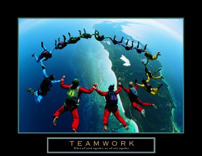 Bild mit Rahmen, Unbekannt, Teamwork – Fallschirmspringer II, Aluminium schwarz (Kollaboration, Gemeinsam, Teamwork, Vertrauen, Fallschirmspringer, Halt, Motivation, Treppenhaus, Büro, Wohnzimmer, Fotokunst, bunt)