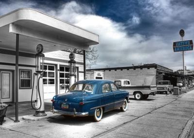 Aurélien Terrible, Native Us (Fotokunst, Tankstelle, Architektur, Nostalgie, Oldtimer, blaues Auto, Amerika, Treppenhaus, Wohnzimmer, grau / blau)