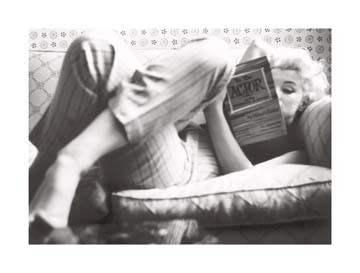 THE CHELSEA COLLECTION, A Good Read (Fotografie, People & Eros, Marilyn Monroe, relaxen, Sofa, lesende Marilyn, Star, Berühmt, Persönlichkeit, Schauspielerin, Wohnzimmer, schwarz / weiß)