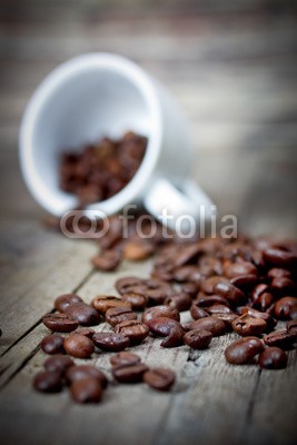 Thomas Francois, Kaffeebohnen mit Tasse (kaffee, cappuccino, koffein, kaffeeautomat, kaffeeautomat, kaffeetasse, schlieÃŸen, nahaufnahme, tassen, gerÃ¶stet, trinken, trinken, dampf, dampfend, bohne, bohne, rauch, frisch, frisch, rustikal, aroma, aromatisch, geschmack, holz, tisch, holztisch, war)