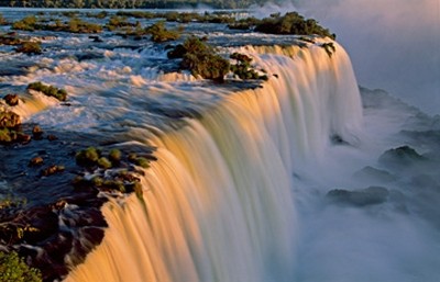 Thomas Marent, Iguazu Waterfall II (Landschaftsfotografie, Landschaften,  Wasserfall, Weltnaturerbe, Südamerika, Brasilien, Idylle, Wohnzimmer, Badezimmer, Fotokunst, Wunschgröße, bunt)