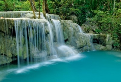 Thomas Marent, Seven-Step Waterfall I (Landschaftsfotografie, Landschaften,  Monsoon Forest, Erawan National Park, Wasserfall, Thailand, Idylle, Wohnzimmer, Badezimmer, Fotokunst, Wunschgröße, bunt)