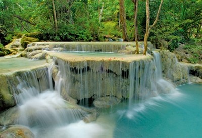 Thomas Marent, Seven-Step Waterfall III (Landschaftsfotografie, Landschaften,  Monsoon Forest, Erawan National Park, Wasserfall, Thailand, Idylle, Wohnzimmer, Badezimmer, Fotokunst, Wunschgröße, bunt)