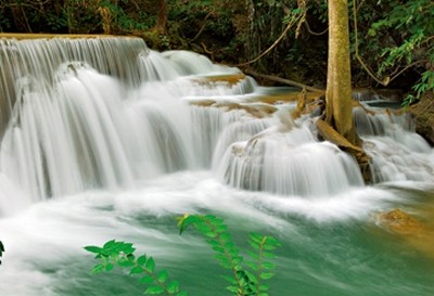 Thomas Marent, Seven-Step Waterfall IV,Erawan (Landschaftsfotografie, Landschaften,  Monsoon Forest, Erawan National Park, Wasserfall, Thailand, Idylle, Wohnzimmer, Badezimmer, Fotokunst, Wunschgröße, bunt)