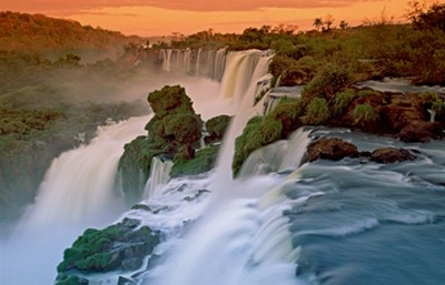 Thomas Marent, Iguazu Waterfall I (Landschaftsfotografie, Landschaften,  Wasserfall, Weltnaturerbe, Südamerika, Brasilien, Idylle, Wohnzimmer, Badezimmer, Fotokunst, Wunschgröße, bunt)