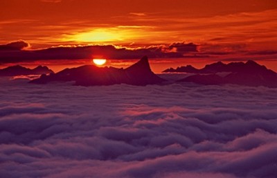 Thomas Marent, Sunset on Niederhorn II (Photokunst, Wunschgröße, Fotokunst, Landschaftsfotografie, Landschaften, Wolken, Sonnenaufgang)