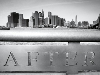 Thomas Reis, After (New York, Skyline, Architektur Brückengeländer, Wunschgröße,  Wohnzimmer, Jugendzimmer, Treppenhaus, Colorspot, Photokunst, schwarz/weiß)