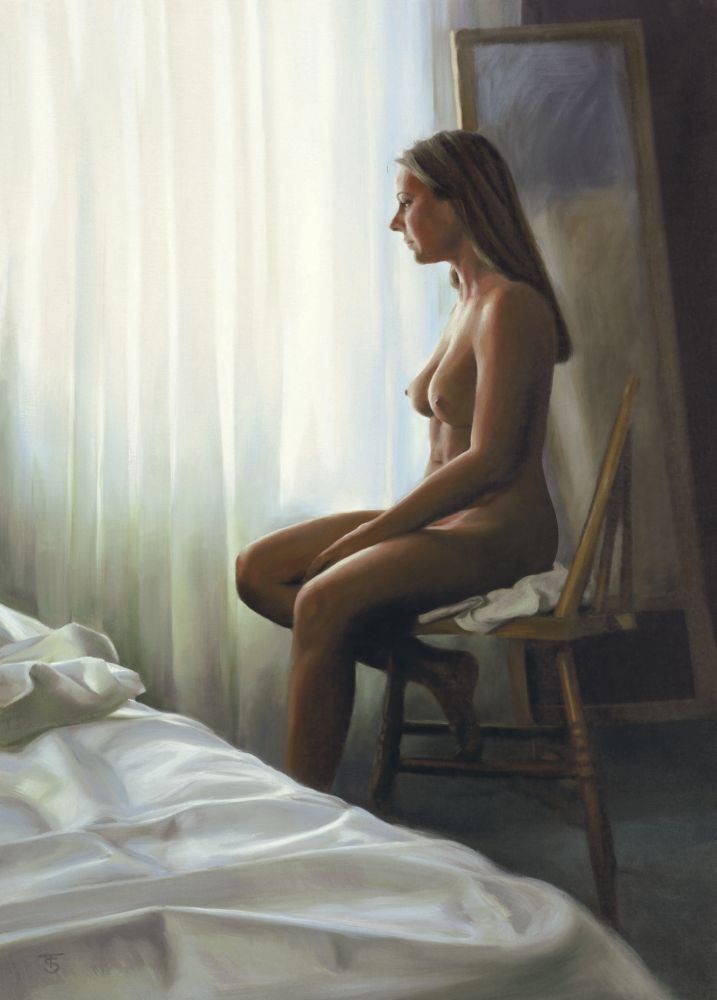 Tina Spratt, Early Morning Light (People & Eros, Frau, Akt, nackt, Erotik, Bett, sitzende Frau, Laken, Fenster, Vorhänge, Morgenlicht,  Schlafzimmer, Photorealisimus, Malerei, bunt)