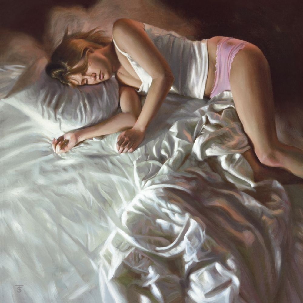Tina Spratt, Sunday Morning (People & Eros, Frau, Erotik, Bett, liegende Frau, Laken, Morgenlicht, Schlafende, Schlafzimmer, Photorealisimus, Malerei, bunt)