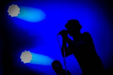 Toby Seifinger  Music Singer (Sänger, Nachtclub, Scheinwerfer, Silhouette, Jugendzimmer, Wohnzimmer, zeitgenössisch, Wunschgröße, zeitgenössisch, blau, schwarz)