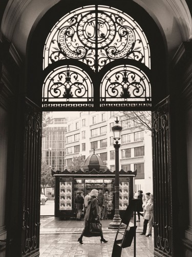 Toby Vandenack, Filigree Iron Doors (Wunschgröße, Fotografie, Architektur, Paris, Gebäude, Häuser, Tor, Schmiedeeisen, filigran, Ornamente,  Nostalgie, Treppenhaus, Wohnzimmer, schwarz/weiß)