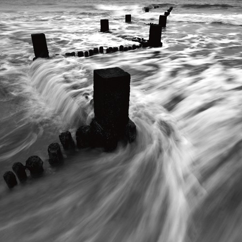 Tom Lambert, Sea Defences ll (Wunschgröße, Zeitgenössisch, Photokunst, Fotokunst, Meer, Wellen, Wellenbrecher, schwarz / weiß)