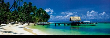 Tom Mackie, Beach and Jetty with Boat (Fotografie, Photografie, Landschaftsfotografie, See, Meeresbrise, Strand, Sand, Urlaub, Palmen, Strandhütte, Traumurlaub, Karibik, Schlafzimmer, Wohnzimmer, Arztpraxis, Badezimmer, bunt)