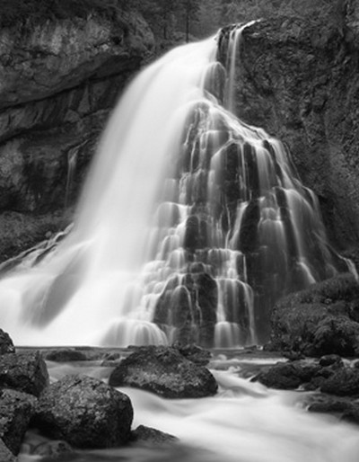 Tom Weber, Waterfalls II (Photokunst, Wunschgröße, Fotokunst, Wasserfall, schwarz - weiß, Landschaften, Büro, Flur, Wohnzimmer, Wasserfall)