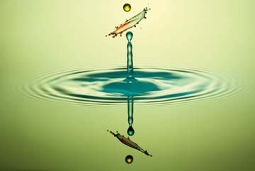 Tobias Bräuning, Der Spiegel (Wassertropfen, Makro, Momentaufnahme, Splash, Wunschgröße, Photokunst, Fotokunst, Büro, Business, Wohnzimmer, Treppenhaus)