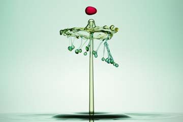 Tobias Bräuning, Kettenkarussell (Wassertropfen, Makro, Momentaufnahme, Splash, Wunschgröße, Photokunst, Fotokunst, Büro, Business, Wohnzimmer, Treppenhaus)
