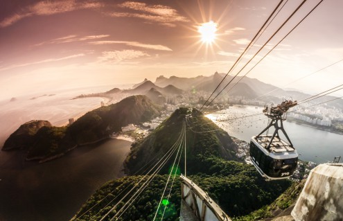 Toby Seifinger  View over Rio de Janeiro (Landschaft, Rio de Janeiro, Panorama, Seilbahn, Gondel, Luftbild, Fotokunst, zeitgenösisch, Wohnzimmer, Büro, Wunschgröße, bunt)