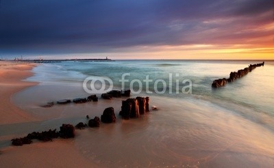 TTstudio, Beautiful sunrise on the beach (baltics, meer, sunrise, strand, colour, natur, ozean, sand, landschaftlich, tranquil, tropisch, landschaft, himmelblau, hintergrund, belle, schönheit, blau, wolken, wolkenschleier, coloured, dunkel, morgengetränk, dramatisch, abenddämmerung, glühen si)