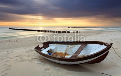 TTstudio, Boat on beautiful beach in sunrise (baltics, strand, schönheit, boot, wolken, küste, ozean, meer, himmel, abstrakt, asien, hintergrund, belle, schwarz, blau, hell, klar, colourful, traum, exotisch, fisch, fischerei, hel, urlaub, landschaft, natur, draußen, panorama, peace, polen, ro)