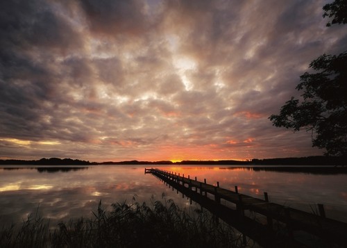 Uwe Steger, Nature Art Color IX (Wunschgröße, Fotografie, Landschaften, Wasser, See, Sonnenuntergang, Steg, Fotokunst, Büro, Wohnzimmer, Landschaftsfotografie)