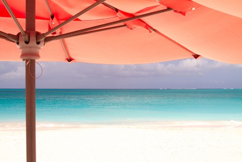 Verne Varona, Umbrella Perspective (Meer, Strand, Sonnenschirm, Sommer, Urlaub, Horizont, Meeresbirse, Wohnzimmer, Badezimmer, Wunschgröße, Malerei, bunt)