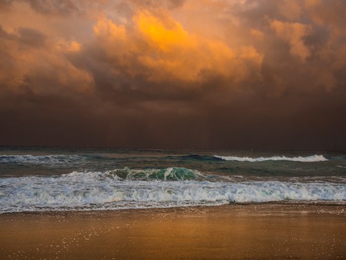 Verne Varona, Shoreline Gold (Meer, Wellen, Schaum, Gischt, Unwetter, Sturm, Bedrohung, Horizont, Meeresbirse, Wohnzimmer, Wunschgröße, Malerei, gold/grau)