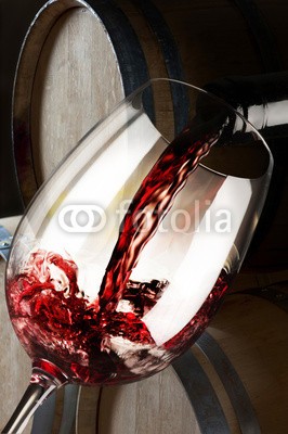 vagabondo, glass of red wine with barrel (wein, alkohol, jahrestag, hintergrund, schöner, getränke, flasche, hell, strahlend, feier, close-up, dunkel, daunen, trinken, trinkbares, entladen, spachteln, fließen, strömend, essen, zerbrechlichkeit, glas, isoliert, flüssigkeit, merlot, bewegun)