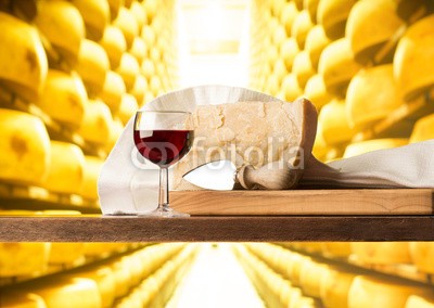 vagabondo, Parmesan cheese and red wine (wein, essen, parmesan, käse, weinberg, wein, weintraube, ernte, bauernhof, landwirtschaft, landschaft, hügel, sonnenuntergänge, italien, rotwein, alkoholiker, glas, getränke, trinken, hold, spirituose, weinbereitung, weingut, ackerba)