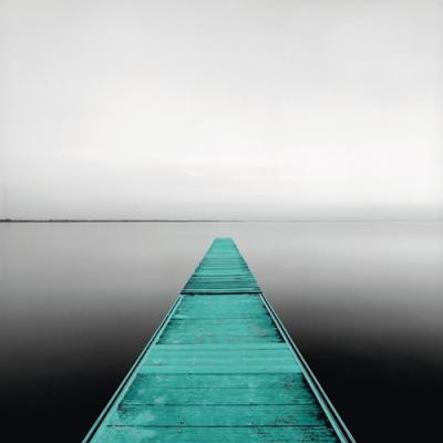 Anne Valverde, Fahrenheit (Fotografie, Fotokunst, Modern, Steg, Wasser, Landschaften, Büro, Wohnzimmer, grüner Bootssteg, Landschaften, Landschaftsfotografie)