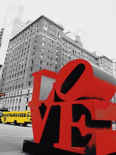 Anne Valverde, Love Indiana (Fotokunst, Städte, Modern, Indiana, Indianapolis, Architektur, Gebäude, Buchstabenskulptur, Skulptur, LOVE,  rote Buchstaben, Wohnzimmer, Jugendzimmer, schwarz/weiß, rot)
