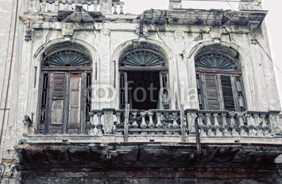 victor zastol'skiy, building in old havana (bejahrt, architektur, hintergrund, balkon, gebäude, karibik, stadt, stadtlandschaft, cuba, kubaner, verfault, reiseziel, details, tür, eingang, zerfressen, exotisch, äusseres, fassade, grunge, havana, haus, lateinisch, alt, altmodisch, ornament, drauße)