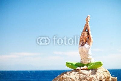 vsurkov, girl doing yoga on the beach (erwachsen, balance, strand, schÃ¶ner, schÃ¶nheit, blau, kÃ¶rper, pflege, konzentration, energie, aufgaben, weiblich, montieren, fitness, freiheit, frisch, mÃ¤dchen, hand, frÃ¶hlichkeit, freudig, gesundheit, gesund, menschlich, life, lebensstil, meditatio)