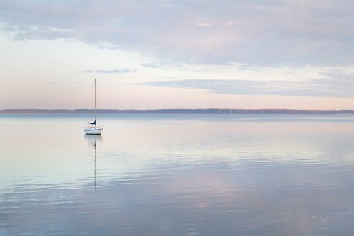 Alan Majchrowitz, Sailboat in Bellingham Bay I (Meer, Horizont, Dämmerung, Segelboot, Stille, Meeresbrise, Wunschgröße, Fotografie, Arztpraxis,)