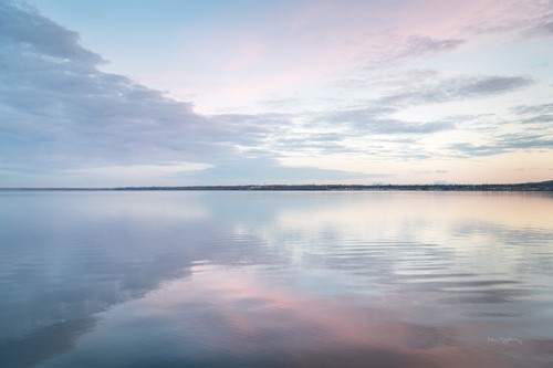 Alan Majchrowitz, Bellingham Bay Clouds Reflection II (Meer, Horizont, Wolke, Spiegelung, Wasseroberfläche, Stille, Meeresbrise, Wunschgröße, Fotografie, Arztpraxis, Schlafzimmer,)