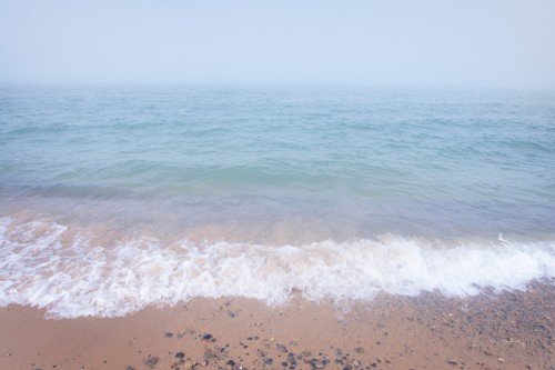 Alan Majchrowitz, Whitefish Point Beach (Meer, Horizont, Dunst, Strand, Sand, Meeresbrise, Wunschgröße, Badezimmer, Arztpraxis, Fotografie)