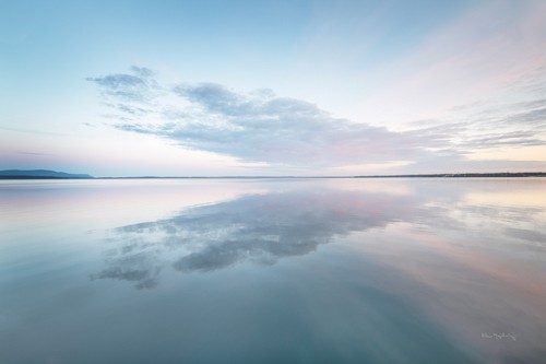 Alan Majchrowitz, Bellingham Bay Clouds Reflection I (Meer, Horizont, Wolke, Spiegelung, Wasseroberfläche, Stille, Meeresbrise, Wunschgröße, Fotografie, Arztpraxis, Schlafzimmer,)