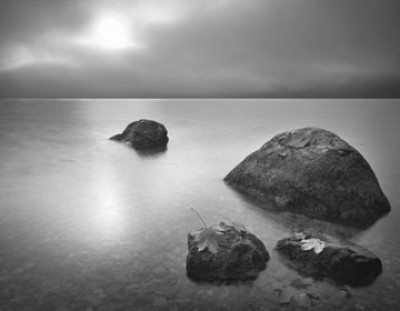 Tom Weber, Stones II (Photokunst, Meeresbrise, schwarz - weiß, Landschaften, Büro, Flur, Wohnzimmer, Steine)