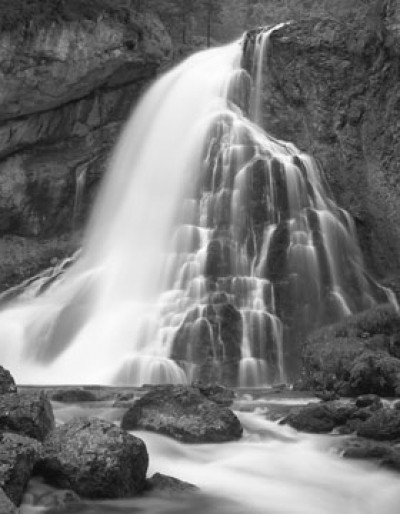 Tom Weber, Waterfalls II (Photokunst, Meeresbrise, schwarz - weiß, Landschaften, Büro, Flur, Wohnzimmer, Wasserfall)