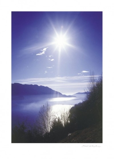 Gerd Weissing, IDYLLIC LAKE I (Landschaft, Sonne, Sonnenstrahlen, Himmel, See, Idylle, Wohnzimmer, Treppenhaus, Fotokunst, blau/bunt)