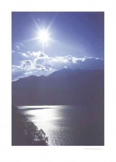 Gerd Weissing, IDYLLIC LAKE II (Landschaft, Sonne, Sonnenstrahlen, Himmel, See, Berge, Idylle, Wohnzimmer, Treppenhaus, Fotokunst, blau/bunt)
