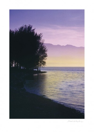 Gerd Weissing, IDYLLIC LAKE IV (Landschaft, Dämmerung, Dunst, Stille, Himmel, See, Berge, Idylle, Wohnzimmer, Treppenhaus, Fotokunst, rosa/violett)