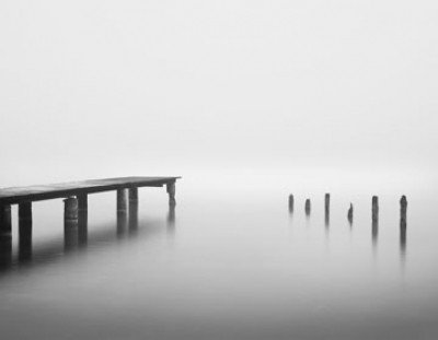 Tom Weber, Waves of Silence I (Photokunst, Meeresbrise, schwarz - weiß, Landschaften, Büro, Flur, Wohnzimmer, Steg, Nebel)