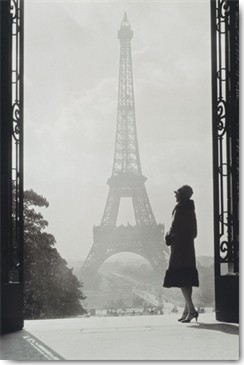 Wild Apple Portfolio, Paris 1928 (Wunschgröße, Fotokunst, Nostalgie, Städte, Paris, Eiffelturm, Wahrzeichen, Dunst, Nebel, Frau, Aussicht,  Wohnzimmer, Treppenhaus, schwarz / weiß)