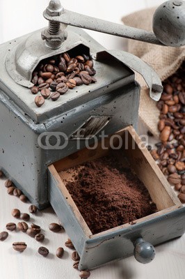 winston, coffee grinder (kaffeebohne, mahlwerk, kaffeemühle, rustikal, tasche, jute, sackleinen, close-up, mahlen, antikes, hölzern, jahrgang, retro, holz, henkel, traditionell, einfach, getrocknete, boden, natürlich, kaffee, grillparty, schwarzer kaffee, straßencafe, bohn)