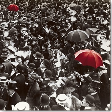 Wild Apple Portfolio, The Coronation (Wunschgröße, Fotokunst, Nostalgie, Städte, London, Menschenmenge, Krönung, Regenschirme, Wohnzimmer, Treppenhaus,  Colorspot, schwarz/weiß/rot)