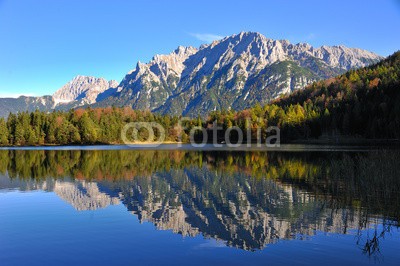 World travel images, Lauterssee Mittenwald Karwendelblick (alpen, anblick, ausblick, bawl, bavaria, berg, bergsee, bergtour, bier, blick, deutschland, dorf am meer, europa, fön, mittendrin, oberbayern, reise, reiseland, see, sehenswürdigkeit, spiegelung, tourism, hiking, wasser, holz, bawl, grün, herbs)