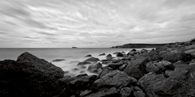 Wolfgang Weber, Felsen am Meer (Photokunst, Wunschgröße, Landschaften, schwarz - weiß, Büro, Flur, Wohnzimmer)